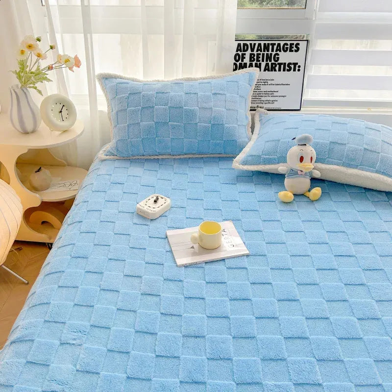 Luxurious Plush Checkered Bedspread Set - Blue, Soft Polyester, Queen Size — Image 2